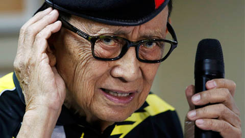 Former Philippine president aims to renew friendship