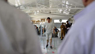 Afghans with artificial limbs practice walking in ICRC Orthopedic Center