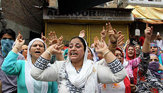 Kashmiri people protest in Srinagar