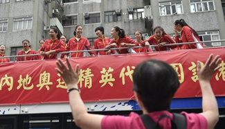 Mainland Olympians take part in float parade in HK
