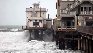 Strong waves rush to piers in Mar del Plata, Argentina
