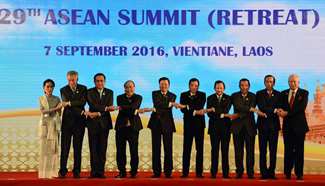 Leaders pose for group photo at 29th ASEAN Summit in Vientiane