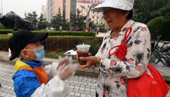 Volunteers distribute free porridge in N China's Langfang