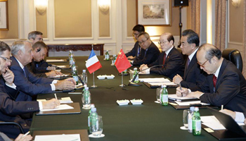 Chinese FM meets French counterpart on cooperation