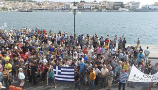 People protest for decongestion of island from refugees in Greece