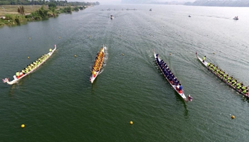 Dragon boat race kicks off in S China's Liuzhou