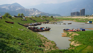 China's largest freshwater lake seen dramatically decreasing water level