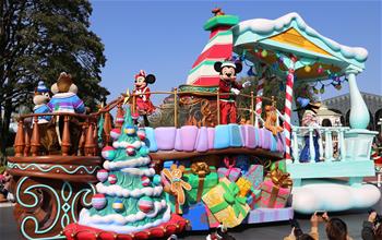 Christmas parade kicks off in Tokyo Disneyland