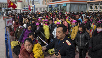 Cotton pickers take train to return hometown from China's Xinjiang