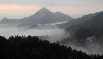 Scenery of Dabie Mountain shrouded by clouds