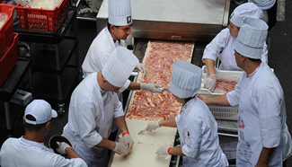 Argentines cook 500-meter-long pizza for charity