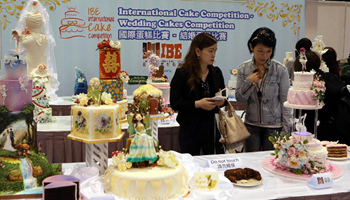 Visitors view wedding cakes during int'l cake competition in HK
