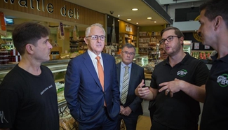Australian PM communicates with workers at Sydney Fish Market