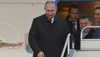 Putin arrives in Japan over 2 hours late for talks with Abe