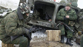 Militants seen in Svetlodarskaya duga, Ukraine