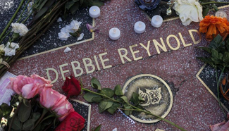 Impromptu memorial held to commemorate Hollywood star Debbie Reynolds