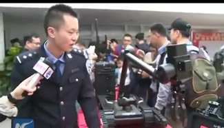 Bomb disposal robots join security check in railway stations in S China