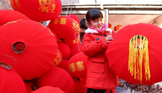 Villagers make red lanterns for Spring Festival in N China