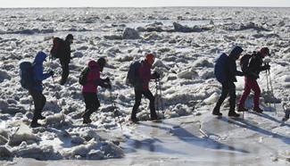 Participants attend ice hiking event in Panjin, NE China's Liaoning