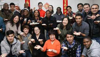 Foreign students experience Chinese Lunar New Year culture
