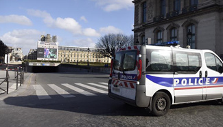 French soldier fires on attacker near Louvre Museum