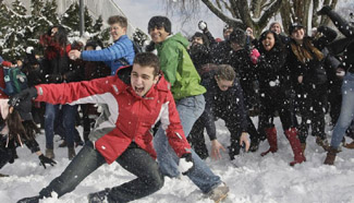 Over 1,000 students take part in snowball fight at UBC in Vancouver