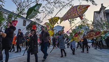 Pujiang fish-shaped lanterns parade held in E China