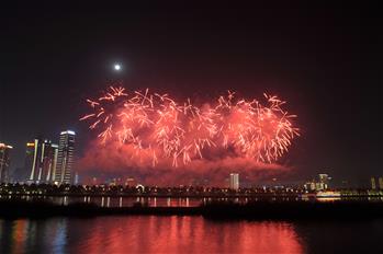 Fireworks illuminate sky to celebrate Lantern Festival