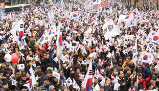 Pro- and anti-Park South Koreans rally over presidential impeachment