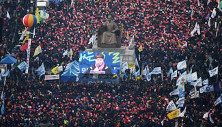 Supporters, opponents of S. Korean President Park rally respectively