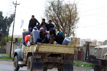 Large numbers of Iraqi civilians push to be evacuated from Mosul