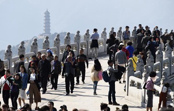 Tourists enjoy leisure time during Qingming Holiday