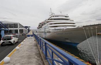 First cruise ship with Chinese group tourists sets sail from Greek port