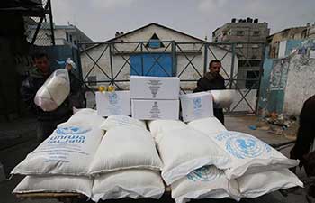 Palestinians in southern Gaza receive food supplies from UN agency