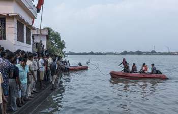 Indian gov't, local people search for flood victims in Hooghly River