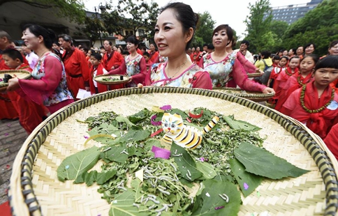 Civilians greet "lixia" with folk custom in China's Hangzhou