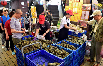People buy "zongzi" to greet Dragon Boat Festival in Taipei