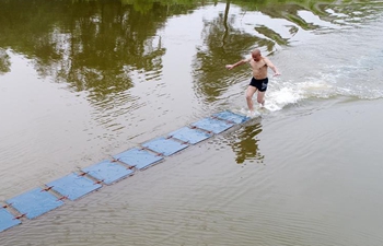 Monk runs on 135-meter-long thin plywood in water in SE China's Fujian