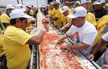 World's longest pizza breaks Guinness Records in U.S.