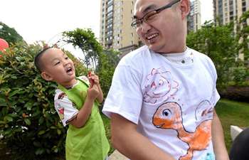 Children paint on T-shirts to greet Father's Day in Hefei
