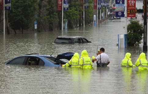 Heavy rain hits Guizhou, causing flooded street