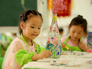 Children at kindergarten use waste to make toys in Anhui