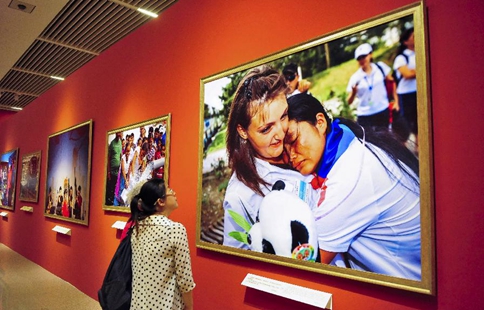 Visitors watch creations at BRICS Media Joint Photography Exhibition