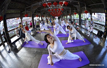 Enthusiasts practice yoga in Hubei