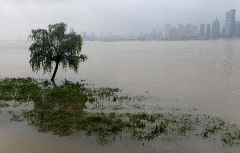 Water level of Ganjiang River rises due to lasting rainstorm