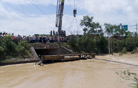 Trailer requisitioned to plug up culvert in flood-stricken Changsha