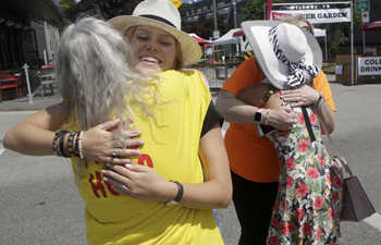 Flash mob event held in Vancouver to mark Int'l Free Hug Day