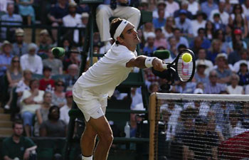 Murray, Federer advance at Wimbledon