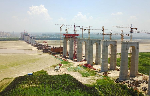 Grand highway-railway combined bridge under construction in C China
