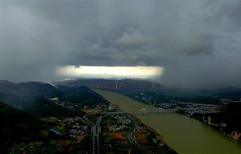 Great sight of sky appears in S China's Liuzhou